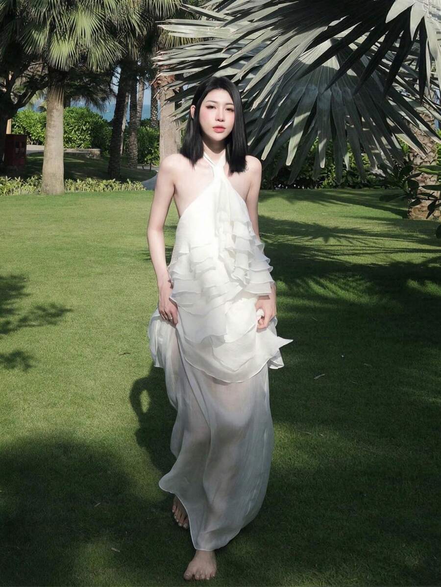 女款白色掛脖中長洋裝,收腰層次飄逸度假風,休閒優雅夏季沙灘洋裝 - 白色 - 查看 1
