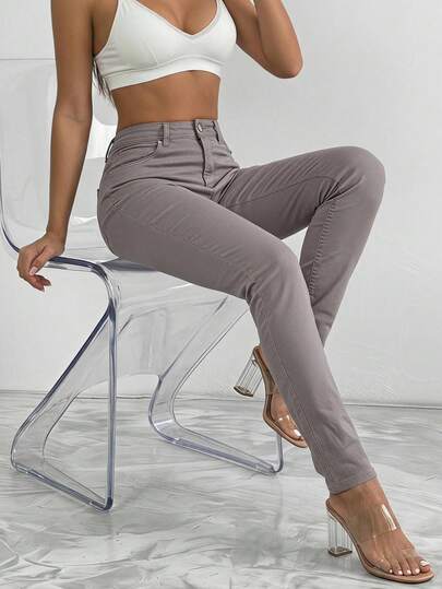 Damen graue Skinny Jeans mit Fünf-Taschen-Styling und einem sauberen, schlanken Finish.