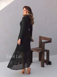 Vestido Feminino Midi em Tricot Rendado Efeito Crochê Manga Longa Gola Alta com Forro Elegante para Festa Casamento Formatura e Eventos - Preto - Visão 3