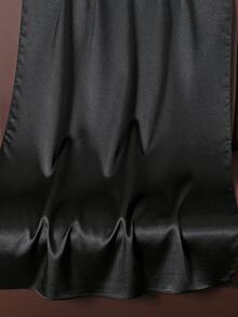 1 Stück Damen minimalistischer eleganter einfarbiger glänzender Satin-Hijab-Schal mit natürlichen Falten, kann als Kopftuch für Abaya verwendet werden - Schwarz - Übersicht 4