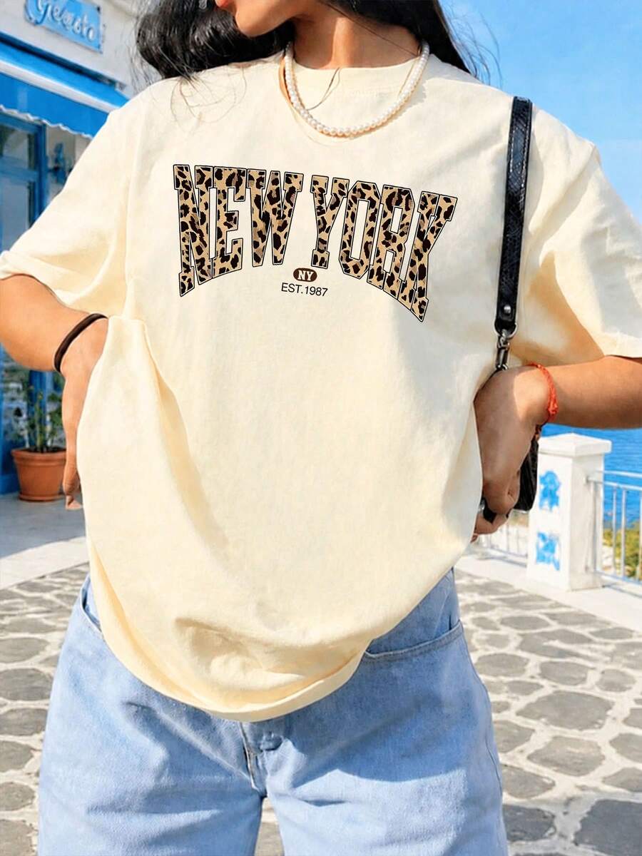 Es Trus Plus 夏季女款「Leopard New York」字母圖案印花街頭 Y2K 風格杏色圓領大版短袖休閒 T-shirt 上衣 - 杏色 - 查看 1