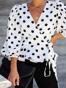 Cette chemise portefeuille à pois pour femmes présente un col en V, ce qui en fait un choix parfait pour créer un look élégant d'automne. Blanc - Blanc - Voir 9