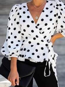 Cette chemise portefeuille à pois pour femmes présente un col en V, ce qui en fait un choix parfait pour créer un look élégant d'automne. Blanc - Blanc - Voir 1