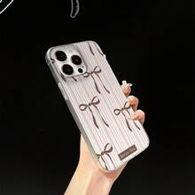 1pc Pink Brown Fine Vertical Stripe Brown Bow Full Coverage Shockproof Phone Case, Ins Gentle Korean Style Brown Bow Minimalist Girly Fresh Versatile Protective Cover, Compatible With IPhone17/17Pro/17ProMax/16/11/16Plus/16ProMax/16e/15ProMax/13/14/12/14ProMax/12ProMax/13ProMax/12Pro/13Pro/14Pro - Colorful Feather Yarn - View 4