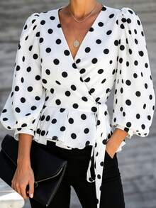 Cette chemise portefeuille à pois pour femmes présente un col en V, ce qui en fait un choix parfait pour créer un look élégant d'automne. Blanc - Blanc - Voir 2