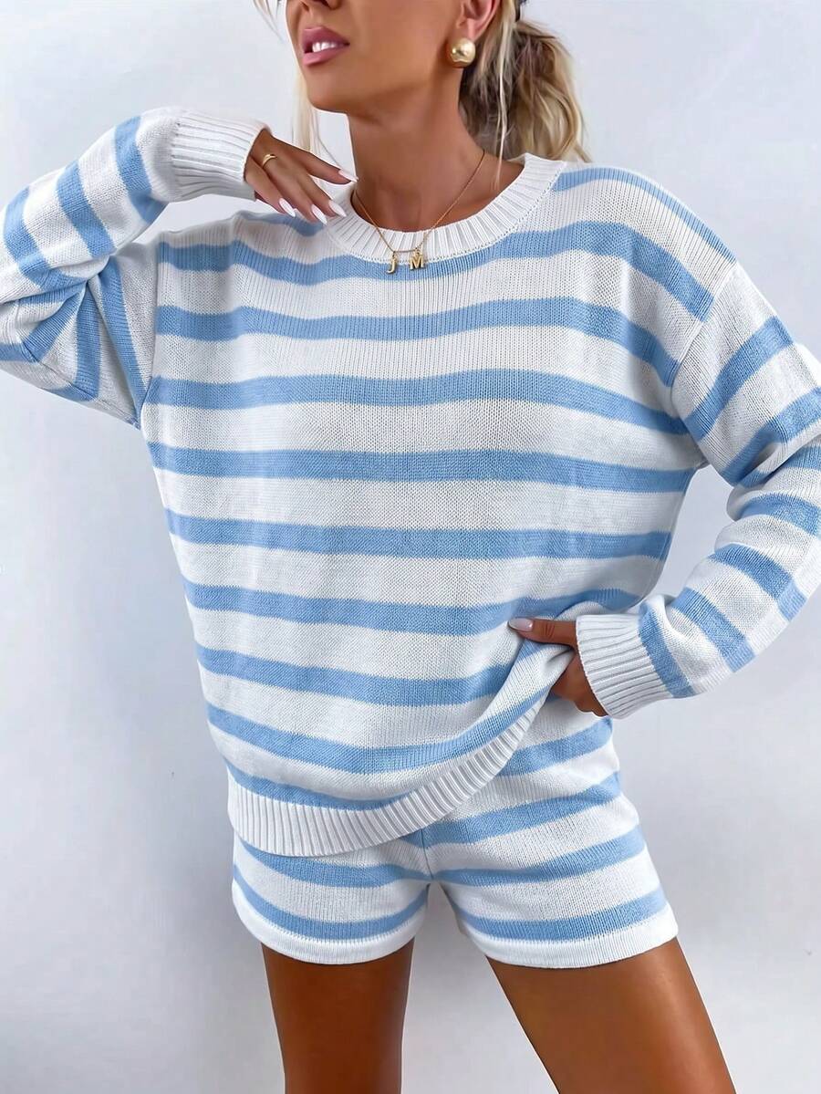 女款羅紋針織條紋居家服套裝,藍白配色長袖毛衣搭配同款短褲,舒適秋/冬選擇,適合居家放鬆、週末海灘度假、社區散步、居家辦公、與朋友下午茶、早晨慵懶時光 - 藍白色 - 查看 1