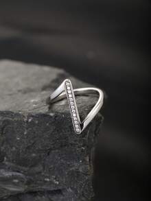 1 pièce Bague en acier inoxydable en forme de V avec faux diamant, bague à bande diagonale géométrique incrustée de strass, imperméable et résistante à la décoloration, convient au style cool et minimaliste des femmes, superposition et assortiment, accessoire de bague de design de niche, article polyvalent pour les trajets quotidiens, à porter seul ou en combinaison pour de multiples occasions - Bague en diamant biseautée en forme de V - Voir 18