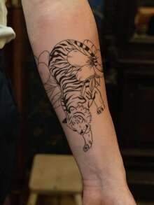 1 PC Men's Black Line Art Tiger & Peony Temporary Tattoo Stickers, Oriental Walking Wild Tiger Floral Large Waterproof Body Stickers For Arm Chest Rib Back Shoulder Decor - Black - View 4