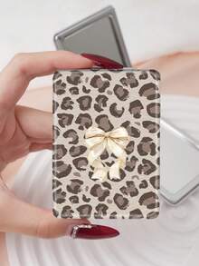 1 pezzo Specchio da toeletta portatile serie Y2K, specchio a mano pieghevole leggero e ultra sottile, in pelle PU durevole, adatto a tutte le persone e per molteplici occasioni, specchio da tasca rettangolare con stampa di leopardo cartone animato, stella marina, conchiglia, fiocco e motivo a stella, raffinato e delicato, struttura pieghevole, durevole e affidabile, resistente alle cadute, comodo da trasportare, specchio da trucco portatile con coperchio ribaltabile a 180°, multifunzionale - Multicolore - Visualizzare 17