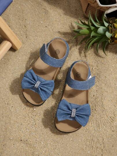 Girls' Non-Slip Soft Sole Denim Sandals With Hook And Loop Strap, Open Toe Flat Design, Washed Denim With Rhinestone Bow Decor, Summer Outdoor Kids' Flat Sandals