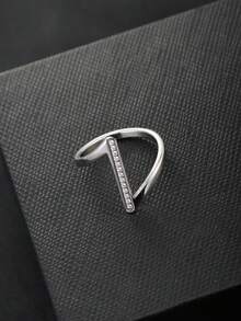 1 pièce Bague en acier inoxydable en forme de V avec faux diamant, bague à bande diagonale géométrique incrustée de strass, imperméable et résistante à la décoloration, convient au style cool et minimaliste des femmes, superposition et assortiment, accessoire de bague de design de niche, article polyvalent pour les trajets quotidiens, à porter seul ou en combinaison pour de multiples occasions - Bague en diamant biseautée en forme de V - Voir 8