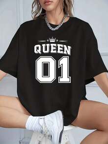 Camiseta de manga corta con cuello redondo y corte holgado para mujer, Queen 01 Crown Varsity Number, estilo retro, deportivo, casual, para uso diario. - Negro - Ver 1