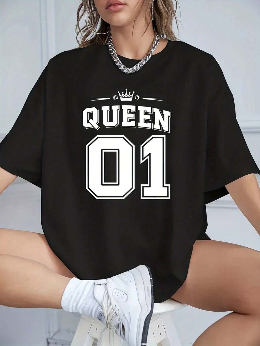 Camiseta de manga corta con cuello redondo y corte holgado para mujer, Queen 01 Crown Varsity Number, estilo retro, deportivo, casual, para uso diario. - Negro - Ver 1