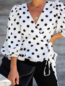 Cette chemise portefeuille à pois pour femmes présente un col en V, ce qui en fait un choix parfait pour créer un look élégant d'automne. Blanc - Blanc - Voir 10