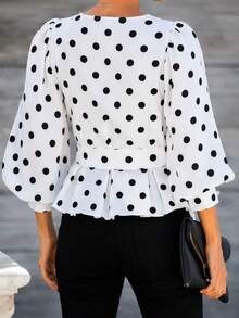 Cette chemise portefeuille à pois pour femmes présente un col en V, ce qui en fait un choix parfait pour créer un look élégant d'automne. Blanc - Blanc - Voir 7