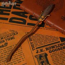 Monogram Warner Bros 1支華納兄弟官方授權  Nimbus 2000 掃帚魔杖角色造型順滑書寫凝膠墨水圓珠筆，適用辦公室、學校、居家學習、手帳記錄，文具桌面配件，成人粉絲節日禮物 - 查看 7