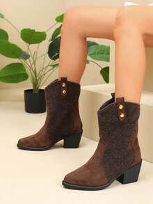 بوت كاوبوي غربي نسائي جديد 2026 بلون بني ثنائي الدرجات من الفرو، برأس مدبب ومسامير معدنية وحلقة سحب وكعب سميك وساق قصيرة - بني - مشاهدة 8