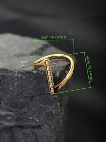 1 pièce Bague en acier inoxydable en forme de V avec faux diamant, bague à bande diagonale géométrique incrustée de strass, imperméable et résistante à la décoloration, convient au style cool et minimaliste des femmes, superposition et assortiment, accessoire de bague de design de niche, article polyvalent pour les trajets quotidiens, à porter seul ou en combinaison pour de multiples occasions - Bague en diamant biseautée en forme de V - Voir 5