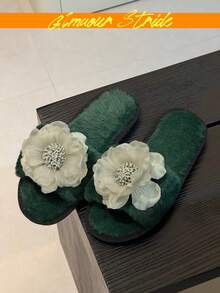 深綠色毛絨露趾拖鞋，飾有3D白色歐根紗花朵裝飾，女士奢華柔軟毛絨室內拖鞋，優雅臥室居家鞋，女士復古祖母綠蓬鬆居家拖鞋，大尺碼白色雪紡花朵貼花軟毛拖鞋，適合日常休閒穿著 - 墨綠色 - 查看 3