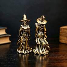 黃銅閱讀魔法女巫雕像，閱讀書籍女巫銅雕，復古做舊寬邊魔法帽搭配流暢長袍3D浮雕，手持魔法古書，細節精緻。黃銅材質耐磨且具質感，適合居家書房桌面裝飾，營造神秘氛圍的創意個性化小銅飾品，愛好者的獨特禮物 - 1PC - 查看 2