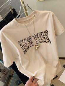 Es Trus Plus 夏季女款「Leopard New York」字母圖案印花街頭 Y2K 風格杏色圓領大版短袖休閒 T-shirt 上衣 - 杏色 - 查看 2