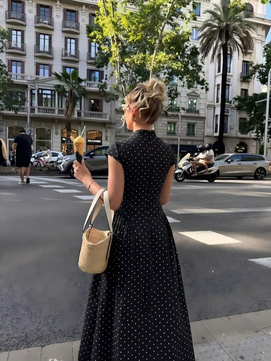 女款黑色時尚波點高領長洋裝,優雅無袖喇叭下擺細肩帶洋裝,微彈性面料,度假夏季款 - 黑色 - 查看 1