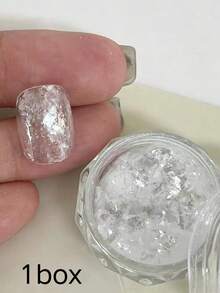 1罐半透明純白幻彩冰箔美甲碎片，質地柔軟薄透，可自由揉捏貼合指甲表面，內建細膩彩虹偏光效果，透明材質不遮蓋原甲底色，少量即可打造清透冰水光澤感，適用冰透色、奶茶漸層、短方圓通勤甲型，手工穿戴甲與凝膠美甲性感清透風百搭底色裝飾美甲飾品 - 白色 - 查看 5