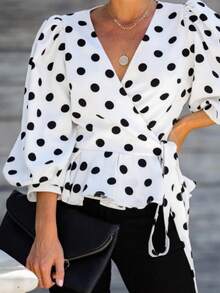 Cette chemise portefeuille à pois pour femmes présente un col en V, ce qui en fait un choix parfait pour créer un look élégant d'automne. Blanc - Blanc - Voir 11
