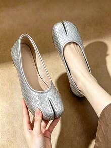 Silberne Slip-On-Schuhe mit geteilter Zehenpartie für Damen, vielseitige lässige Schuhe, kariert geprägte Schweinzehen-Mule mit geteilter Zehenpartie, minimalistischer Retro-Stil für Frühling und Sommer, für Pendeln, Reisen, Lässig und Alltag - Silber - View 2