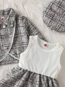 Set 3 Potong Bayi Perempuan Musim Gugur/Dingin yang Manis & Menggemaskan: Gaun Tanpa Lengan Bergaris Motif Kotak-kotak Blok Warna dengan Hiasan Renda Kontras & Jaket Pendek Berkerah Modis dengan Hiasan Pom Pom & Topi yang Serasi, Cocok untuk Aktivitas Sehari-hari - Hitam dan Putih - View 4