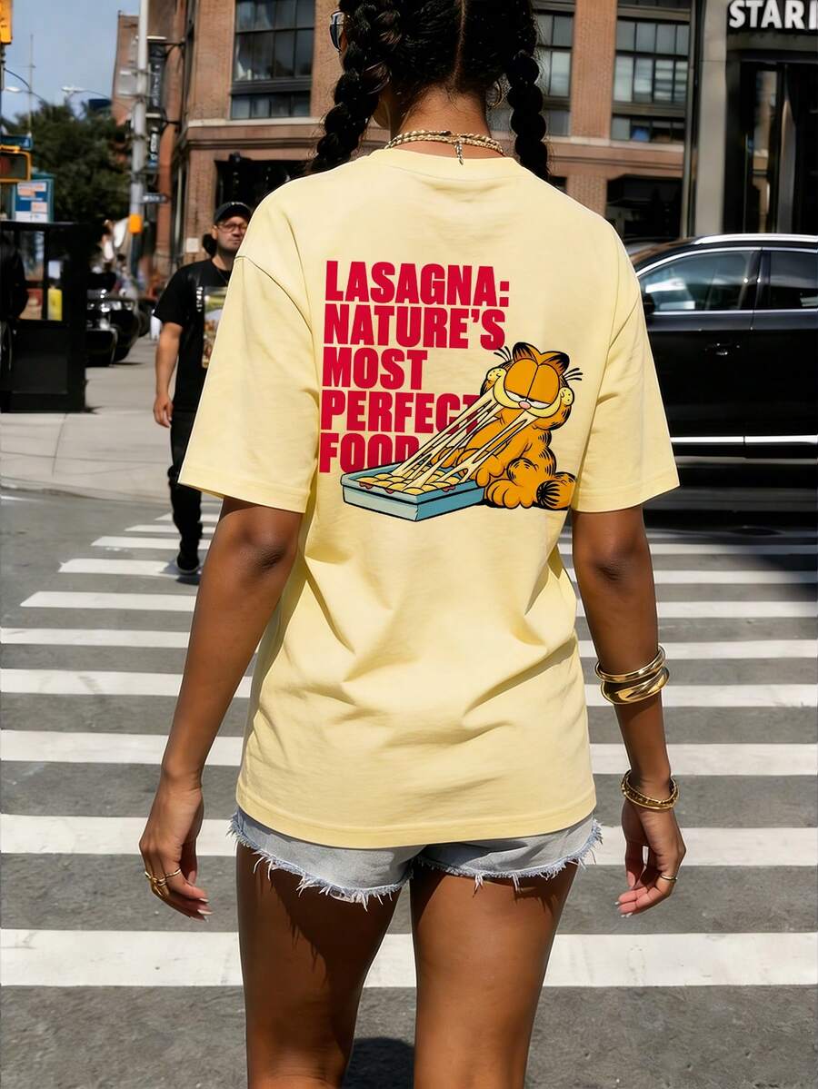 SHEIN | Garfield 淺黃色寬鬆T卹,背面印有「千層麵愛好者」字樣,展現「大自然最完美的食物」的圖案,寬鬆休閒夏季款。 - 黃色 - 查看 1
