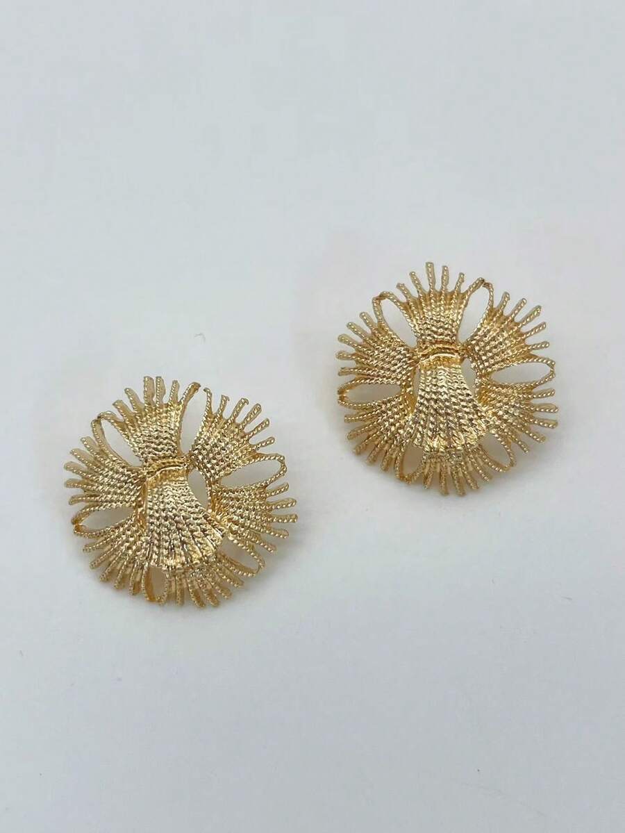 1 Pair Exaggerated Eye-Catching Quality Fashion Marine Creature Gold Oyster Shell Starfish Conch Jellyfish Fish Shape Asymmetrical Scroll Pattern Multi-Style Options Surface Textured Recessed Process Conch Texture Zinc Alloy Electroplated Gold Women's Chunky Jewelry Stud Earrings Suitable For Party And Daily Wear - Gold - View 1