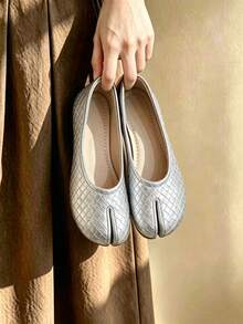 Silberne Slip-On-Schuhe mit geteilter Zehenpartie für Damen, vielseitige lässige Schuhe, kariert geprägte Schweinzehen-Mule mit geteilter Zehenpartie, minimalistischer Retro-Stil für Frühling und Sommer, für Pendeln, Reisen, Lässig und Alltag - Silber - View 8