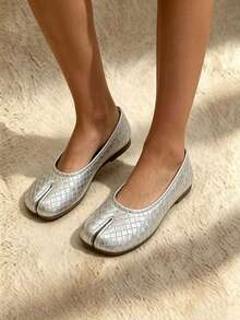 Silberne Slip-On-Schuhe mit geteilter Zehenpartie für Damen, vielseitige lässige Schuhe, kariert geprägte Schweinzehen-Mule mit geteilter Zehenpartie, minimalistischer Retro-Stil für Frühling und Sommer, für Pendeln, Reisen, Lässig und Alltag - Silber - View 4