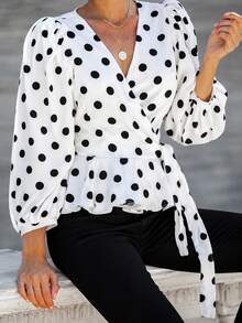 Cette chemise portefeuille à pois pour femmes présente un col en V, ce qui en fait un choix parfait pour créer un look élégant d'automne. Blanc - Blanc - Voir 5