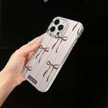 1pc Pink Brown Fine Vertical Stripe Brown Bow Full Coverage Shockproof Phone Case, Ins Gentle Korean Style Brown Bow Minimalist Girly Fresh Versatile Protective Cover, Compatible With IPhone17/17Pro/17ProMax/16/11/16Plus/16ProMax/16e/15ProMax/13/14/12/14ProMax/12ProMax/13ProMax/12Pro/13Pro/14Pro - Colorful Feather Yarn - View 2