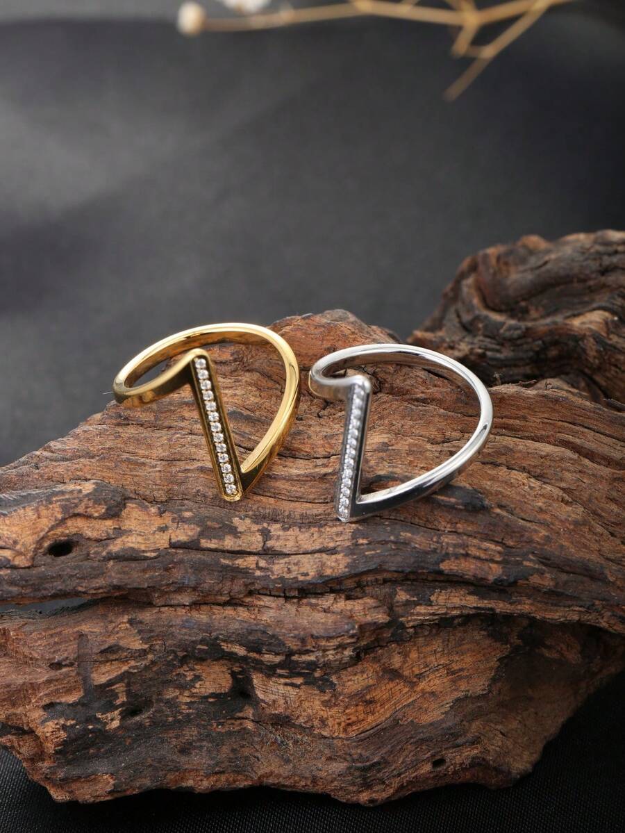 1 pièce Bague en acier inoxydable en forme de V avec faux diamant, bague à bande diagonale géométrique incrustée de strass, imperméable et résistante à la décoloration, convient au style cool et minimaliste des femmes, superposition et assortiment, accessoire de bague de design de niche, article polyvalent pour les trajets quotidiens, à porter seul ou en combinaison pour de multiples occasions - Bague en diamant biseautée en forme de V - Voir 1