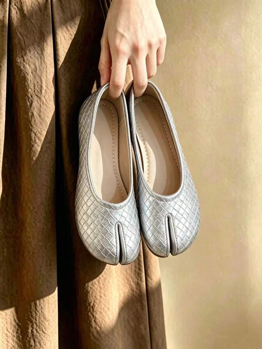 Silberne Slip-On-Schuhe mit geteilter Zehenpartie für Damen, vielseitige lässige Schuhe, kariert geprägte Schweinzehen-Mule mit geteilter Zehenpartie, minimalistischer Retro-Stil für Frühling und Sommer, für Pendeln, Reisen, Lässig und Alltag - Silber - View 1