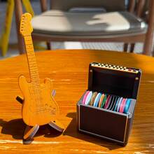 Caja almacenamiento púas guitarra diseño 3D vintage, tapa abatible, incluye púas surtidas para músicos - Altavoz negro con tapa abatible + guitarra de madera - Ver 11