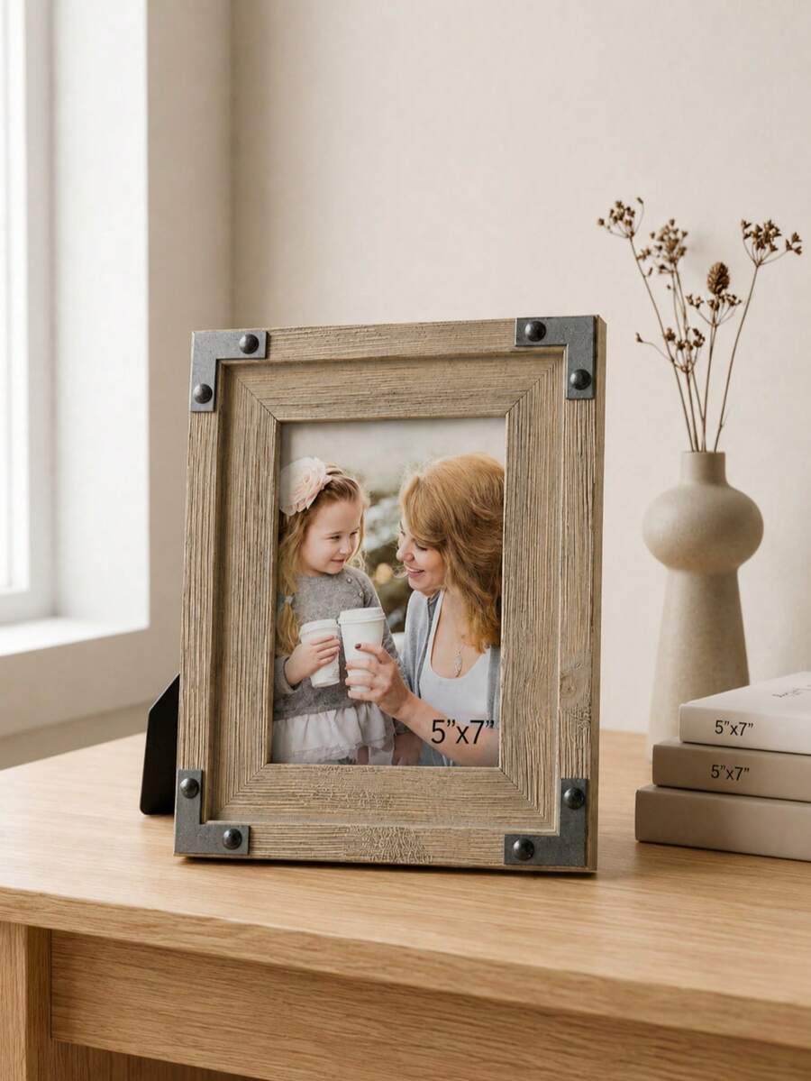 Portarretratos Decorativo Estilo Industrial de Madera con Placas Metálicas y Remaches en Esquinas, Marco para Foto Tamaño 5x7, Ideal para Sala, Recámara u Oficina, Diseño Rústico Moderno para Mesa o Repisa, Perfecto para Fotos Familiares y Recuerdos, Regalo para Cumpleaños, Aniversario, Boda o Inauguración de Casa - Madera - Ver 1