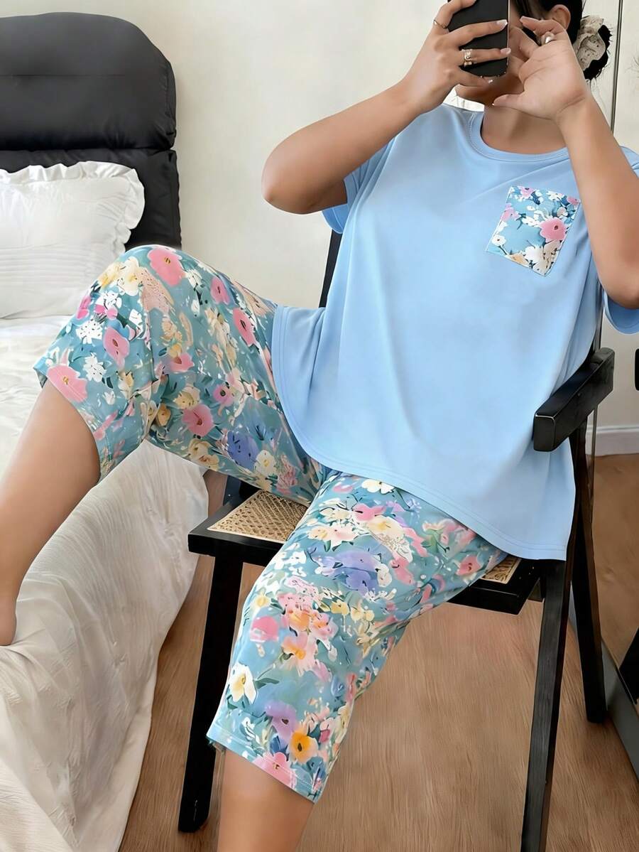 女款大尺碼睡衣套裝,短袖上衣與七分褲套裝,上衣附口袋,花卉圖案,寬鬆休閒舒適,夏季服飾 - 淺藍色 - 查看 1