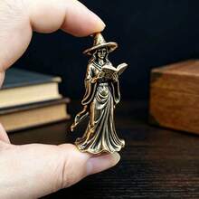 黃銅閱讀魔法女巫雕像，閱讀書籍女巫銅雕，復古做舊寬邊魔法帽搭配流暢長袍3D浮雕，手持魔法古書，細節精緻。黃銅材質耐磨且具質感，適合居家書房桌面裝飾，營造神秘氛圍的創意個性化小銅飾品，愛好者的獨特禮物 - 1PC - 查看 9