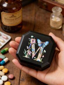 便攜式 6 格藥丸收納盒 膠囊儲存盒 旅行藥盒 綠色蝴蝶花卉 A~Z 字母款 6 格藥丸整理盒 旅行迷你藥盒 防潮藥丸與維生素容器 分裝收納盒 適用旅行、居家、露營、戶外、徒步、狩獵 藥盒 藥物容器 醫療包 旅行配件 宿舍必需品 - 彩色 - 查看 4