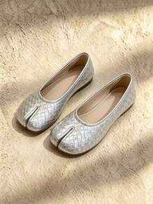 Silberne Slip-On-Schuhe mit geteilter Zehenpartie für Damen, vielseitige lässige Schuhe, kariert geprägte Schweinzehen-Mule mit geteilter Zehenpartie, minimalistischer Retro-Stil für Frühling und Sommer, für Pendeln, Reisen, Lässig und Alltag - Silber - View 3