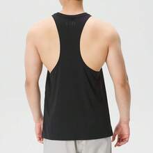 Under Armour UA Tech 系列 | 男士寬肩訓練運動無袖上衣，輕量快乾透氣高彈力寬鬆版型，側邊開衩 - 黑色 - 查看 4