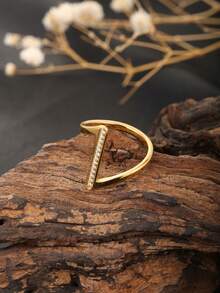 1 pièce Bague en acier inoxydable en forme de V avec faux diamant, bague à bande diagonale géométrique incrustée de strass, imperméable et résistante à la décoloration, convient au style cool et minimaliste des femmes, superposition et assortiment, accessoire de bague de design de niche, article polyvalent pour les trajets quotidiens, à porter seul ou en combinaison pour de multiples occasions - Bague en diamant biseautée en forme de V - Voir 12