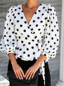 Cette chemise portefeuille à pois pour femmes présente un col en V, ce qui en fait un choix parfait pour créer un look élégant d'automne. Blanc - Blanc - Voir 4