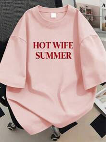淺粉色「Spicy Wife Summer」大尺碼T恤，短袖圓領，適合休閒夏季穿搭、旅行穿著與日常穿著 - 粉色 - 查看 1