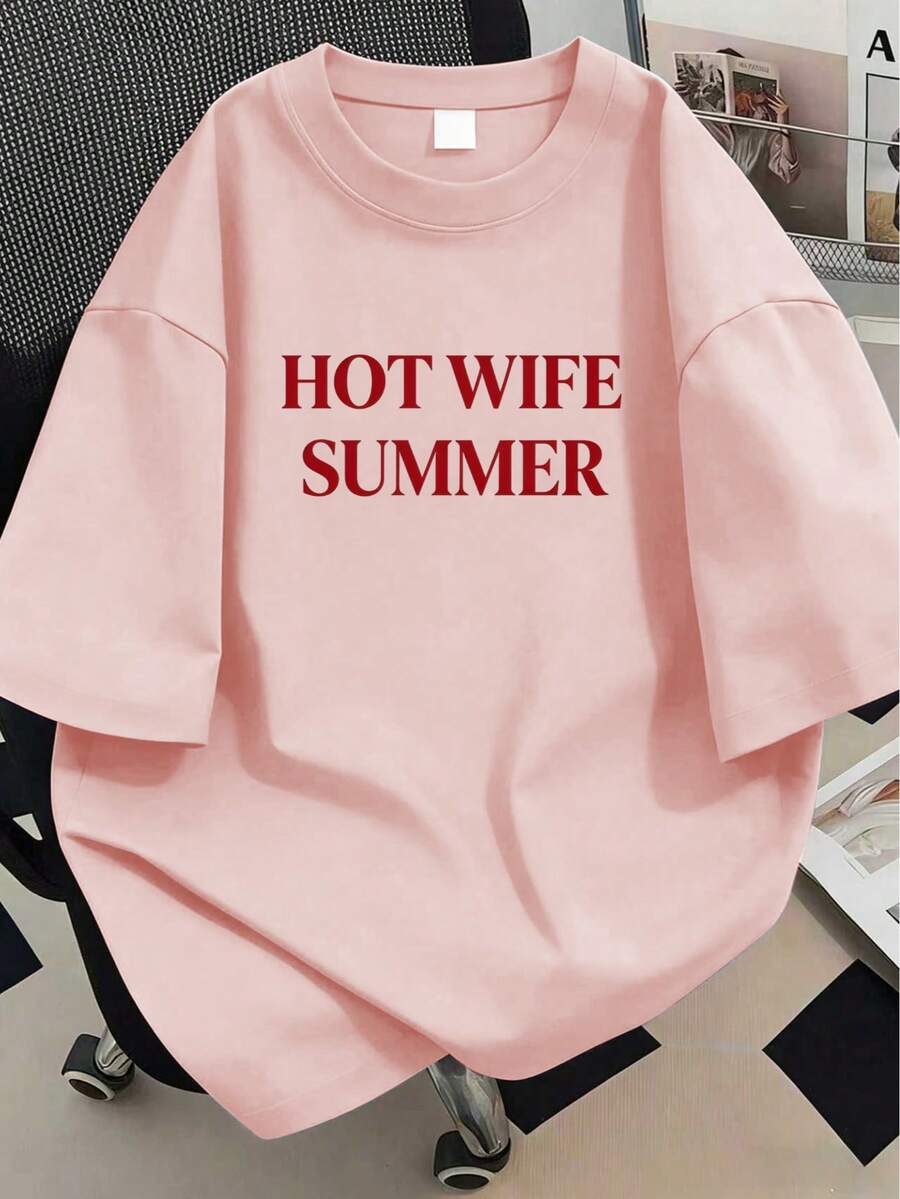 淺粉色「Spicy Wife Summer」大尺碼T恤,短袖圓領,適合休閒夏季穿搭、旅行穿著與日常穿著 - 粉色 - 查看 1