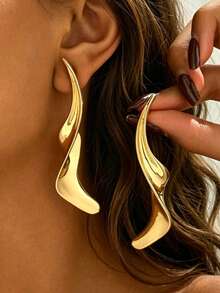 1 Pair Exaggerated Geometric Asymmetrical Stud Earrings For Women, European And American Style - Yellow Gold - View 1